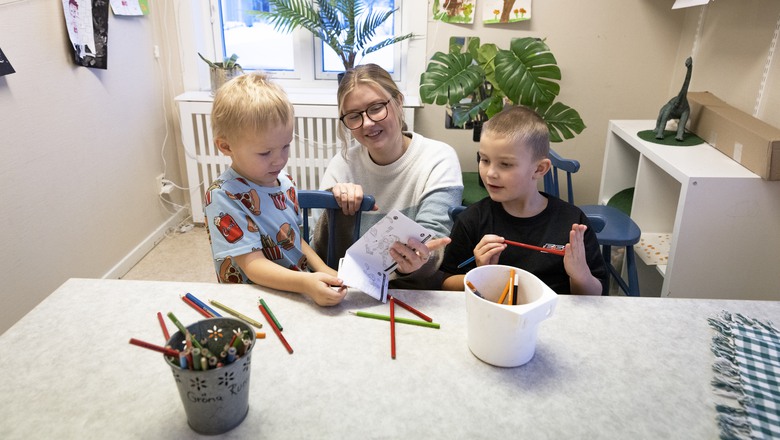 glada barn ritar på förskolan Laxen i Laxsjö