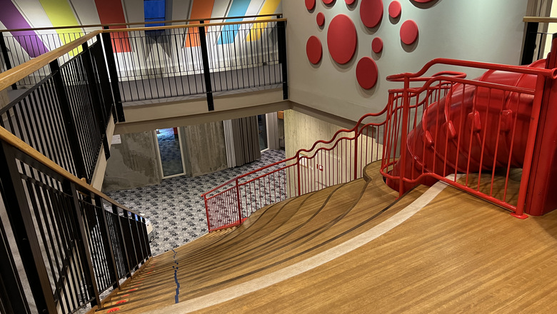 bilden visar trappa till nedre plan på Sånghusvallens Skola