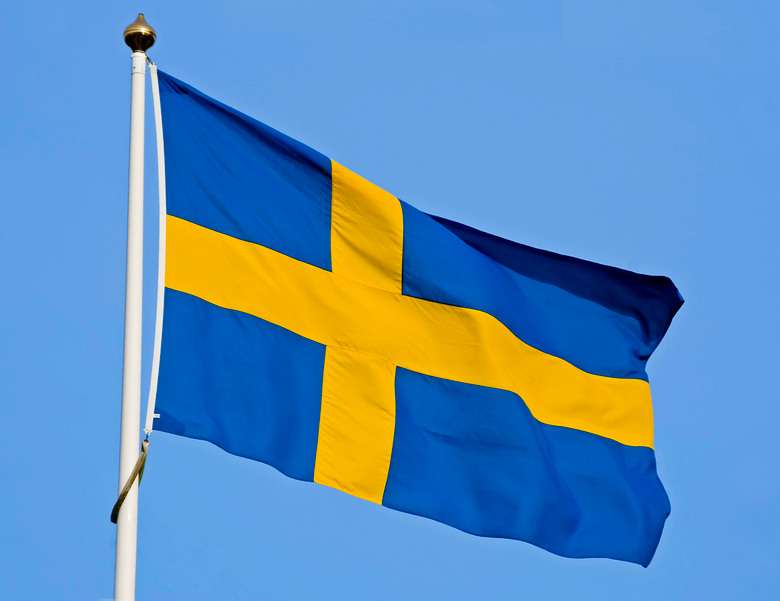 svenska flaggan i blått och gult vajar på stång