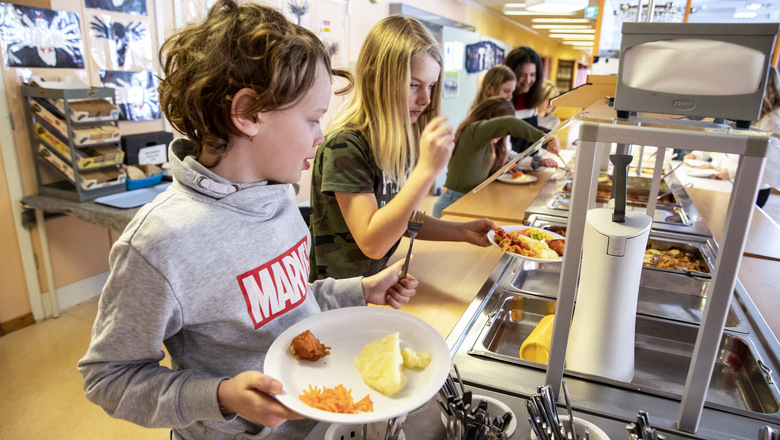 Elever tar mat i lunchmatsalen