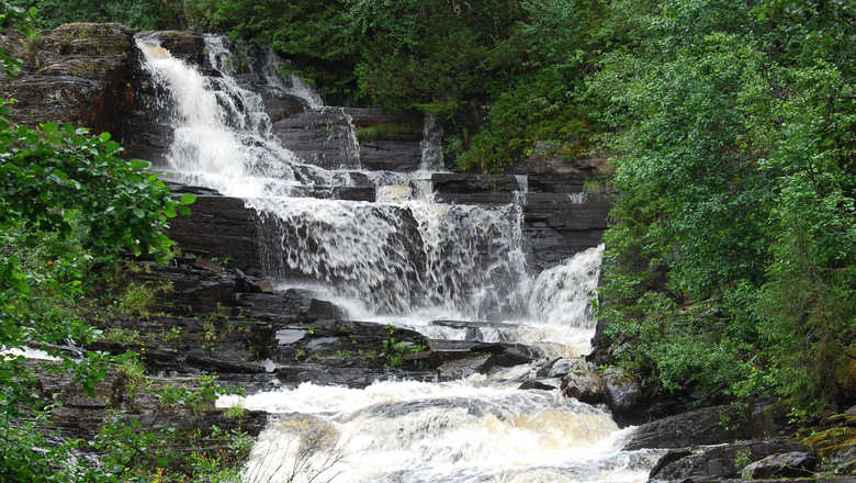 Finnåfallet, ett vattenfall ner för bergshällar.
