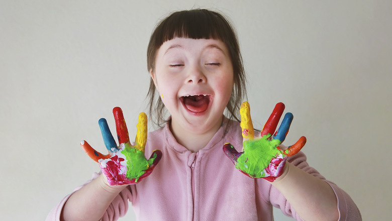 flicka med färg på händerna