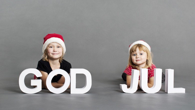 Två barn bakom texten god jul