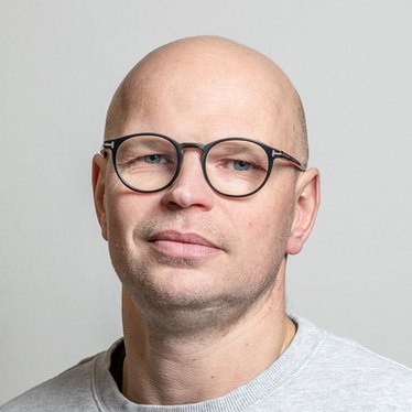 Porträttbild på en man med glasögon