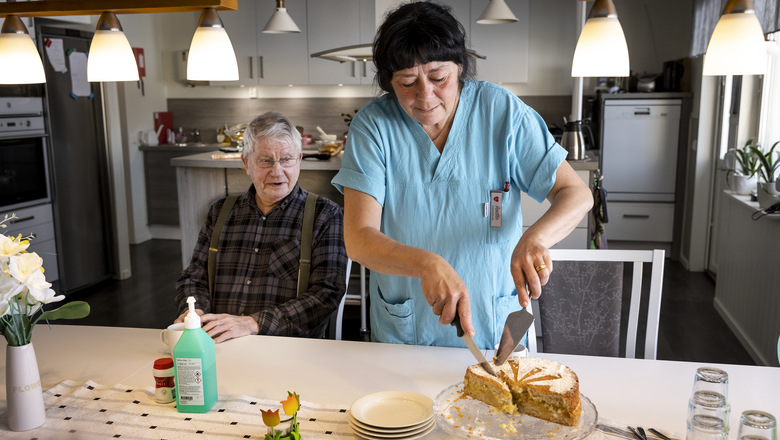 Anette Andersson Kron serverar kaka till Birger Persson. – Några bybor anordnade nyss en friluftsdag, det var 86 som anmälde sig och vi är 80 som bor i byn, berättar Anette. 
