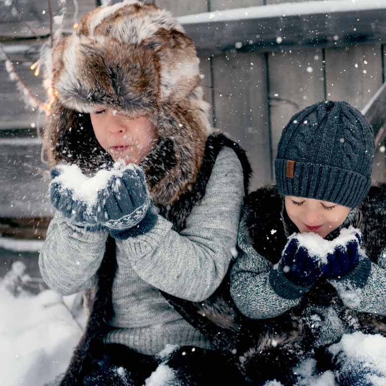 Två barn blåser snö