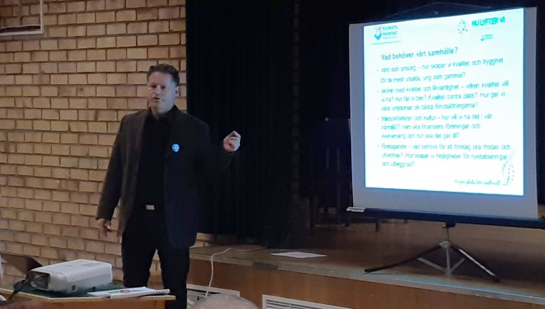 Bild på Jonas Törngren som håller en presentation.
