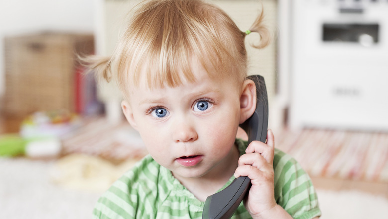 Ett barn som pratar i telefonen