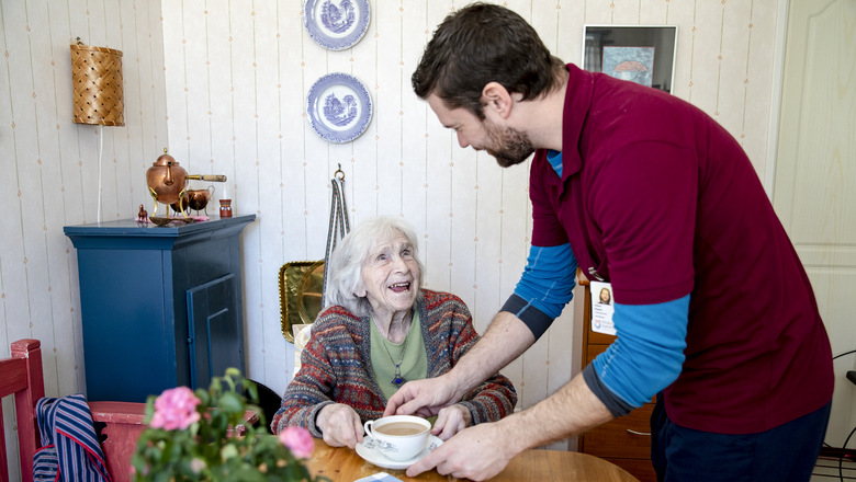 äldre kvinna serveras kaffe av hemtjänstpersonal
