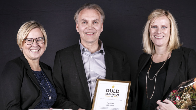 Maria Jonsson, Tony Persson och Hanna Bandelin tog emot priset som Årets serviceföretag.