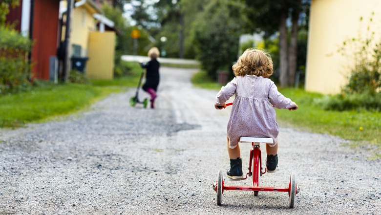 Barn på trehjuling
