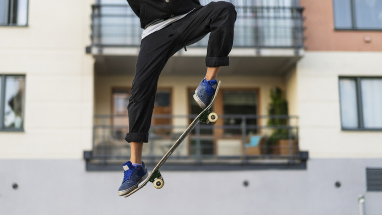 En ung person åker skateboard
