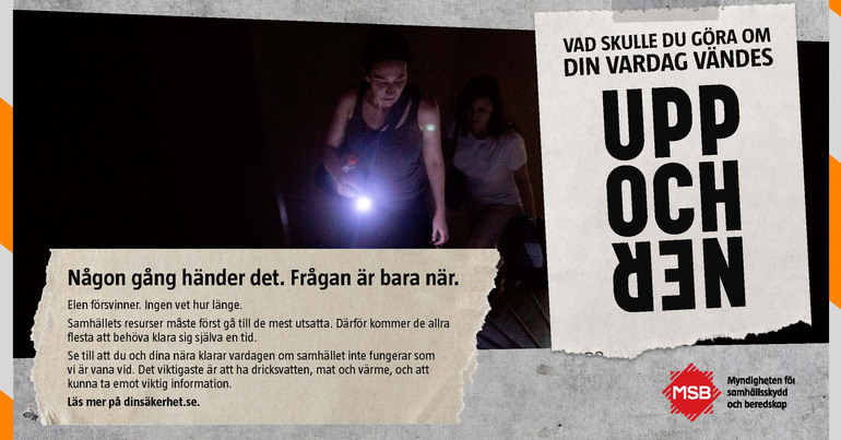 Kampanjmaterial för Krisberedskapsveckan 2019. Bild på kvinna med ficklampa då strömmen har gått.