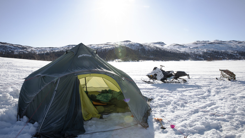 Tält och skoter på en is