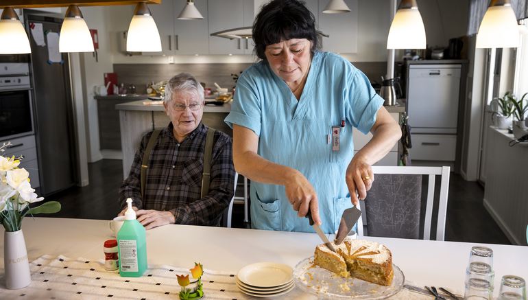 Anette Andersson Kron serverar kaka till Birger Persson. – Några bybor anordnade nyss en friluftsdag, det var 86 som anmälde sig och vi är 80 som bor i byn, berättar Anette. 