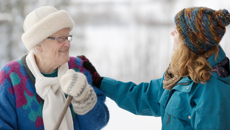 en äldre och en yngre kvinna samtalar utomhus i vintermiljö