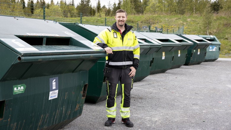 renhållningsarbetare står på en återvinningscentral