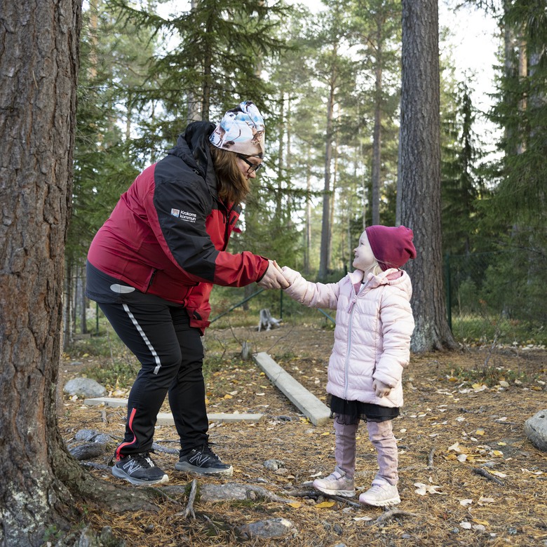 pedagog och barn i skogen på förskolan i Änge