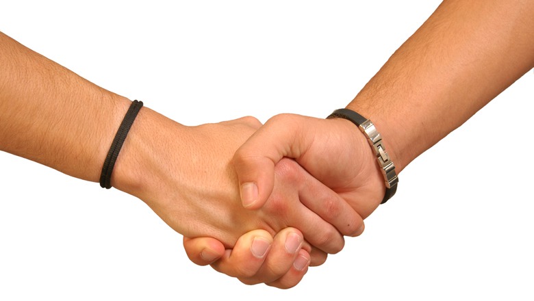 två unga personer skakar hand