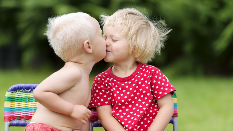 två små barn som pussas