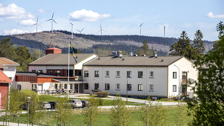 Bild på äldreboendet Hällebo med vindsnurror i bakgrunden