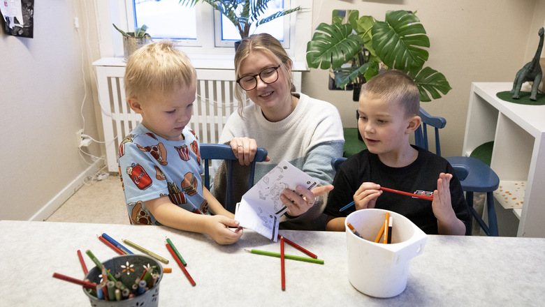 Kasper och Tycko målar med Nelly Isaksson. – Det roliga med det här jobbet är barnen och att det händer så mycket, säger Nelly. 