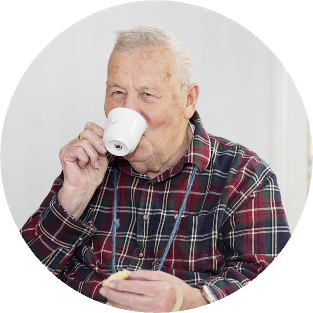 Bild på en äldre man som dricker kaffe