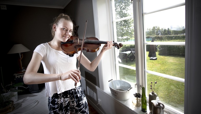 Bild på Linn Lindsjö när hon spelar fiol