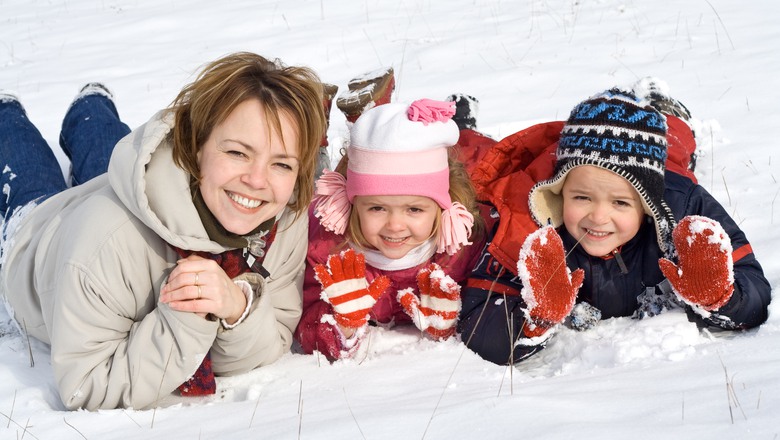 glad familj i snön
