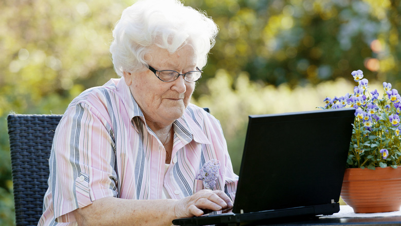 Äldre dam skriver på en dator