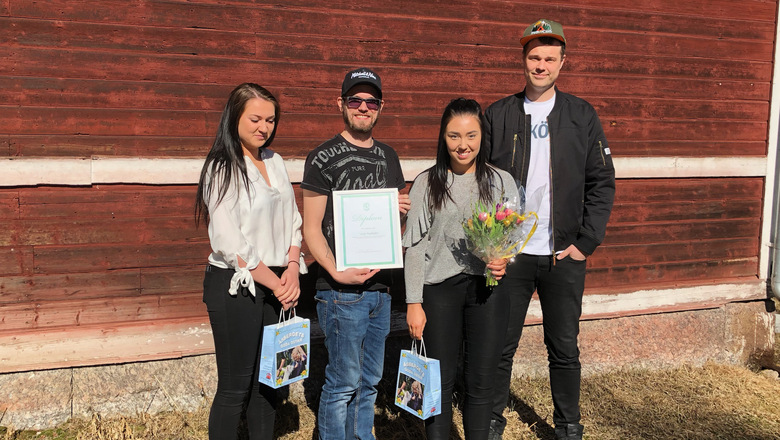 Sara Lundholm, Christoffer Hurtig, Linnea Oscarsson och Martin Eriksson tar emot priset som Årets bygdegård, Laxsjö