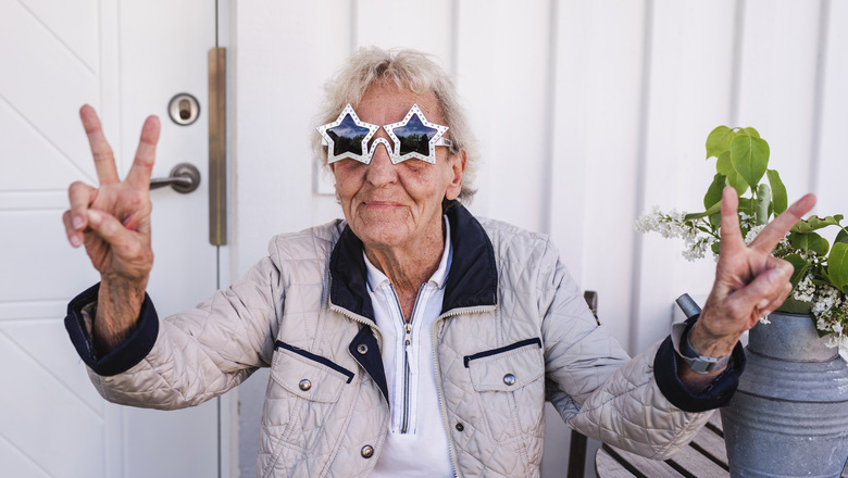 Porträtt av äldre kvinna, pensionär med stjärnglasögon