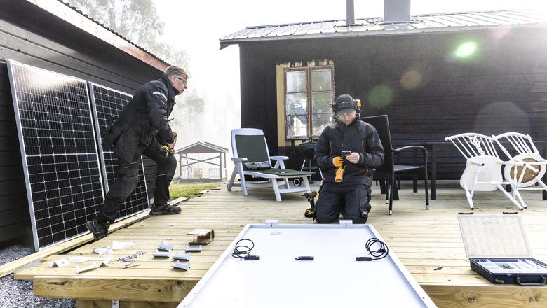 Egon och Erik Arnsäter installerar solceller på en fastighet i Sönnasjön. – Kundkontakter är det roligaste med att driva företag. Jag känner väl var och varannan människa i ett stort område av kommunen, säger Egon Arnsäter. 