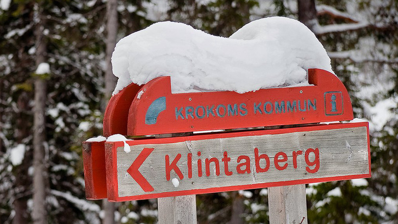 Skylt med Skansen kKintaberg. Det ligger snö på skylten