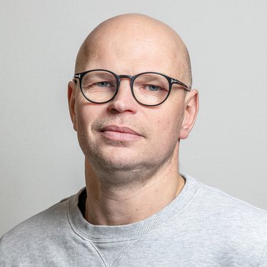 Porträttbild på en man med glasögon