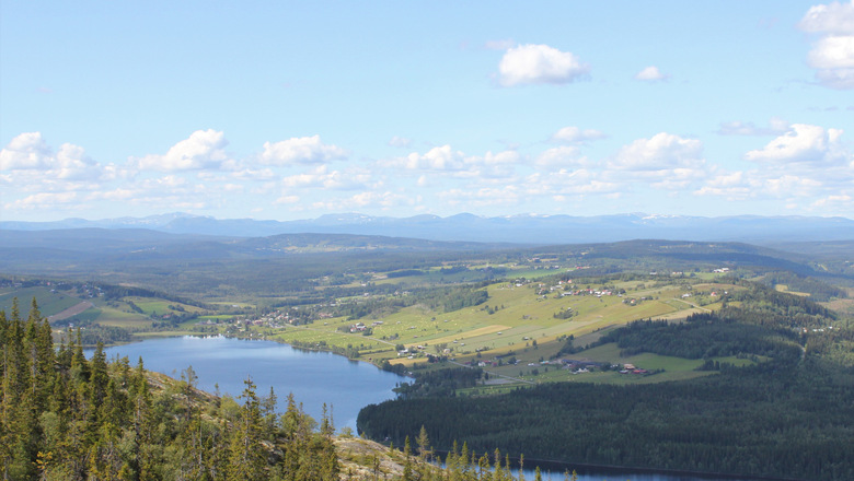 Utsikt över Kaxås, sjö och ett böljande landskap.