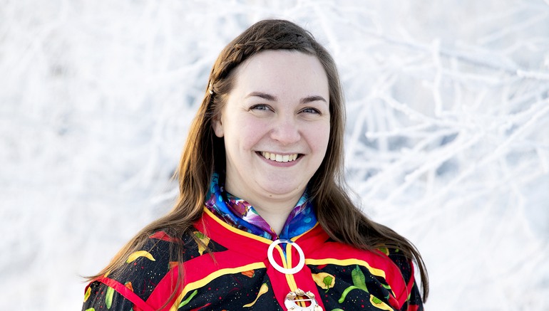 Bild på leende samisk kvinna
