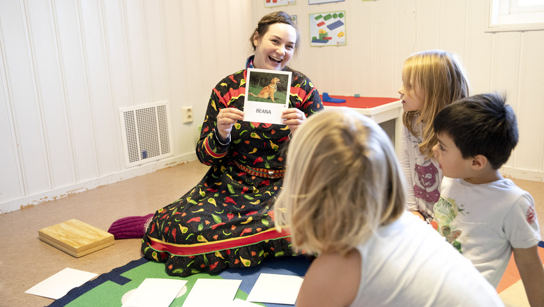 Samisk lärare som visar en bild för elever