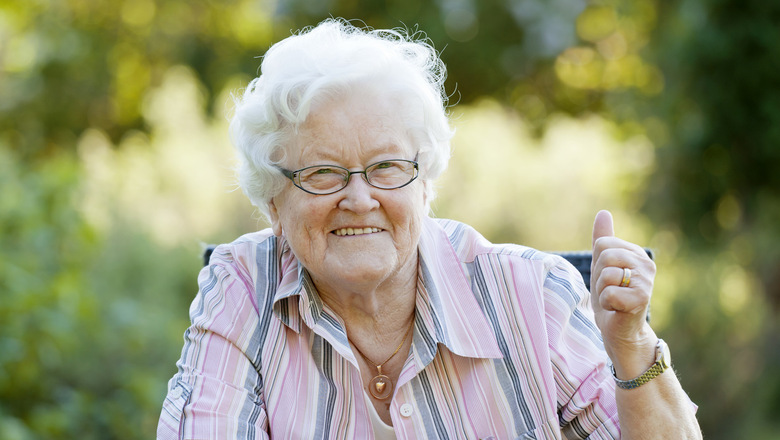 äldre kvinna gör tummen upp