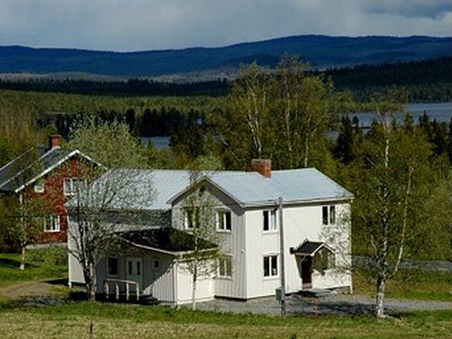 Bild på ett vitt hus som är Häggblommans Lägergård