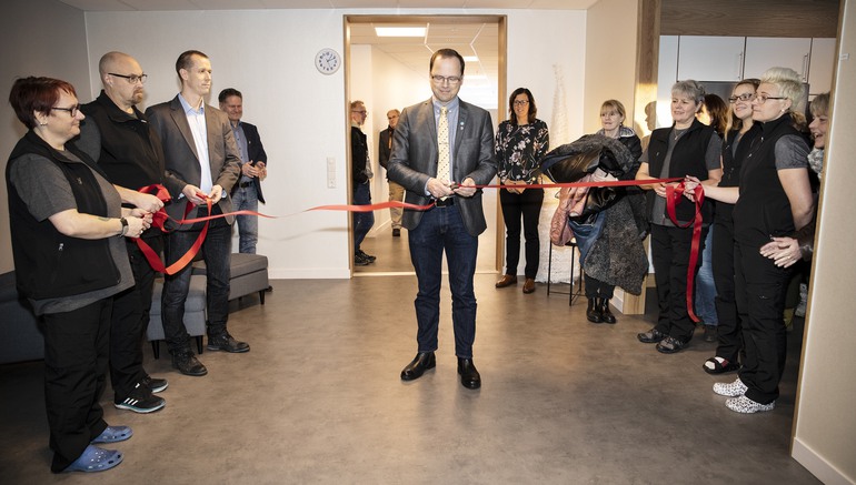 Bild på vice kommunalråd Björn Hammarberg som inviger det nya LSS-boendet i Krokom