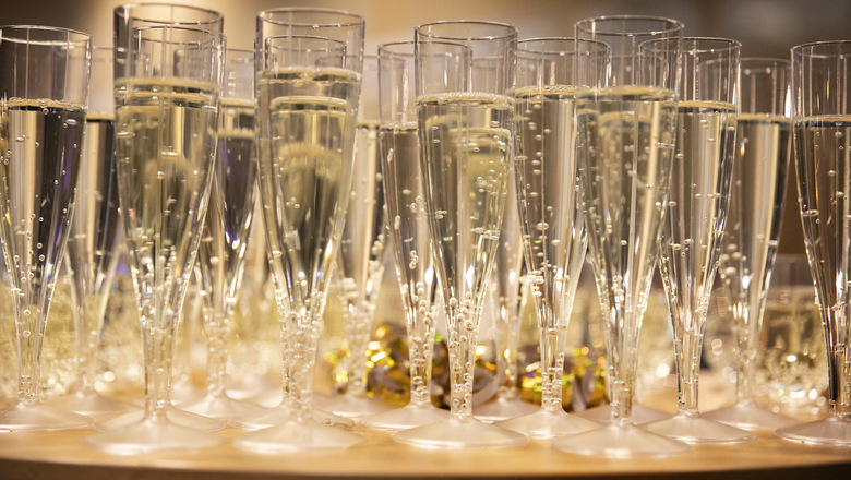 Fyllda champangeglas på ett bord