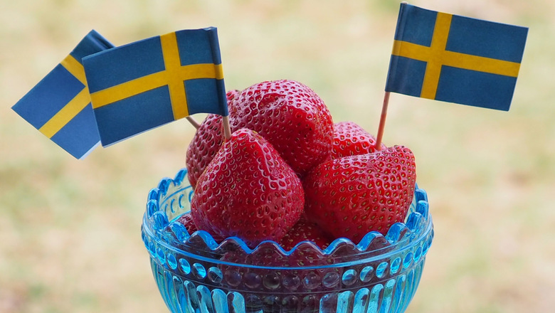 Jordgubbar och svenska flaggor