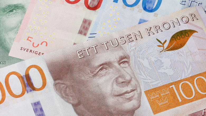 Svenska sedlar med en ny svensk ett tusen kronor sedel med porträtt av Dag Hammarsköljd.